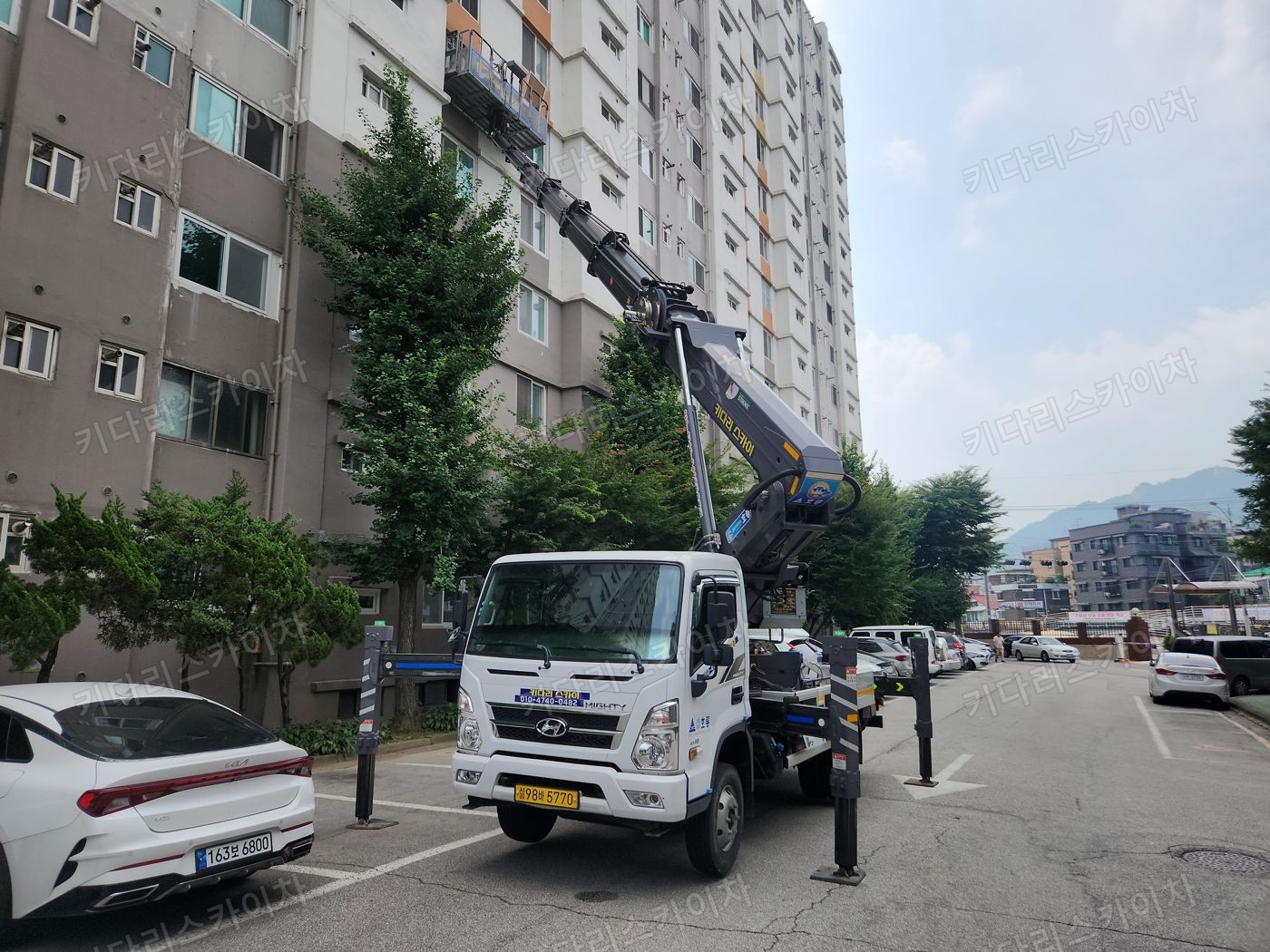 아파트 앞 진입로의 스카이차 배치