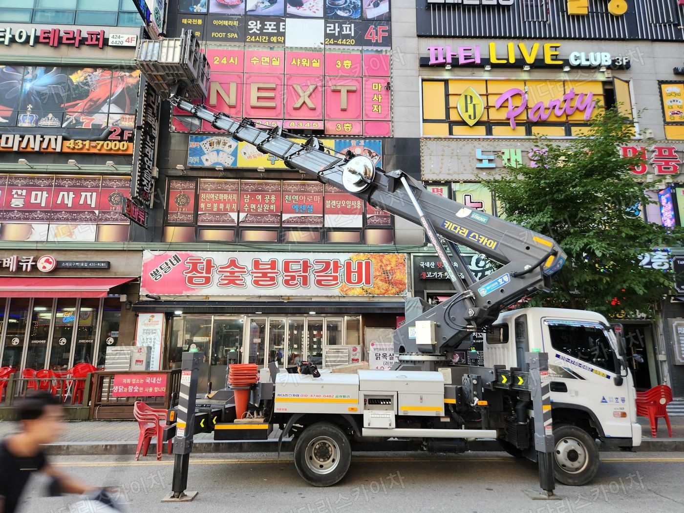 건물 외벽의 간판 앞 작업대 배치