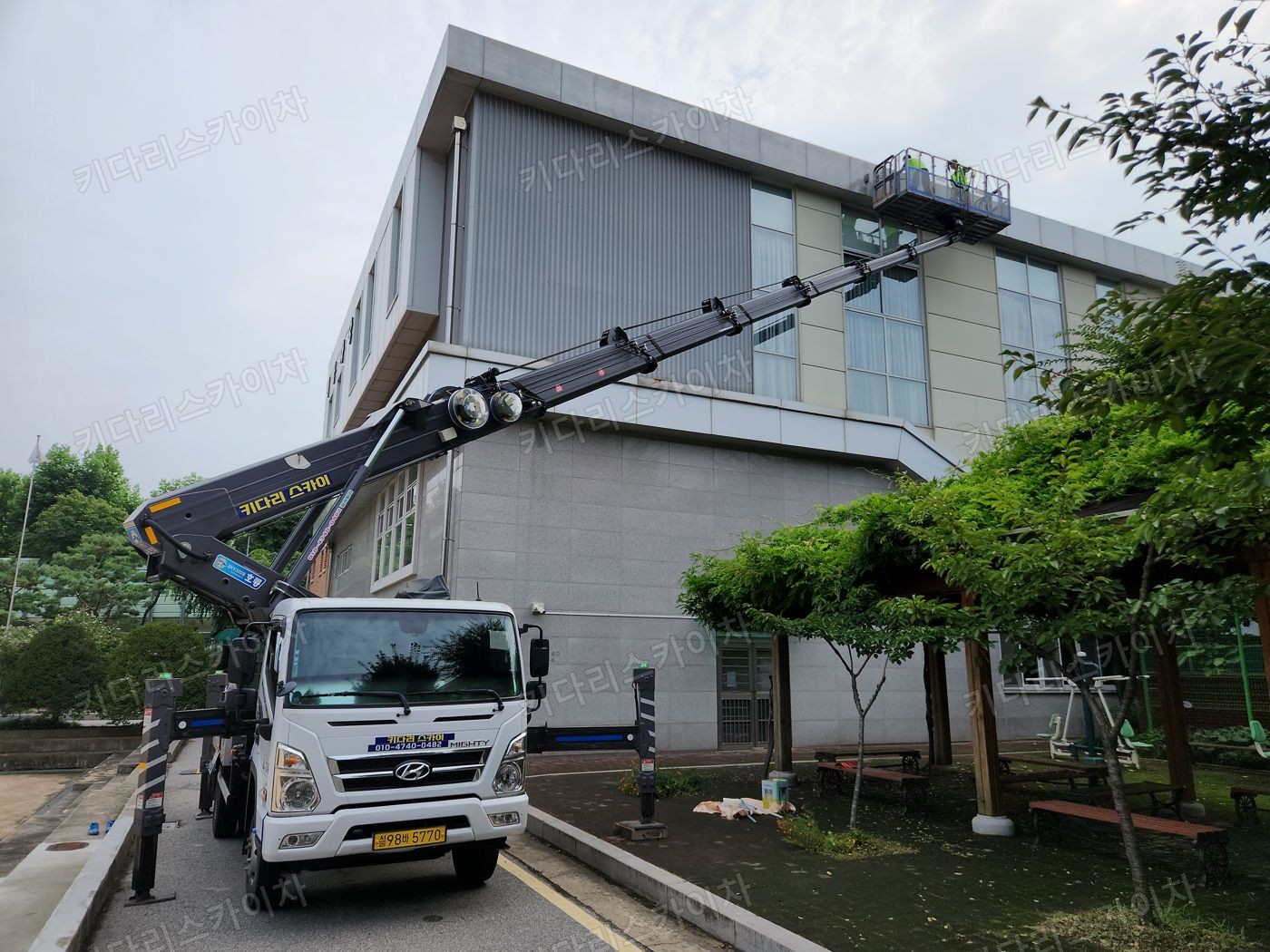 주택 사이 골목의 스카이차 배치