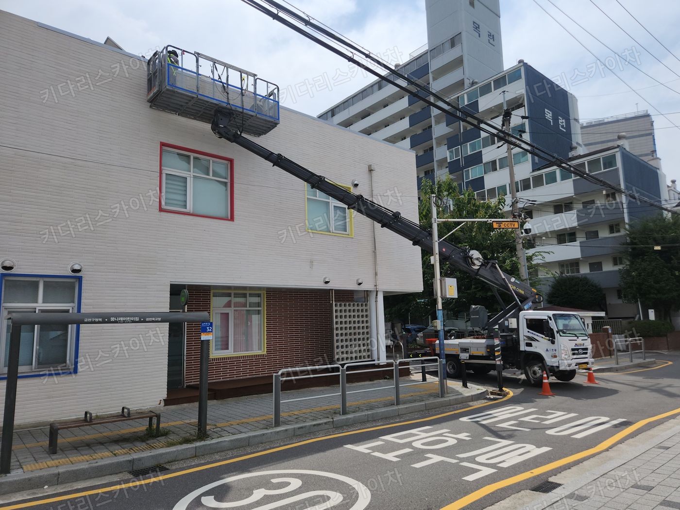 주택 사이 골목의 스카이차 배치