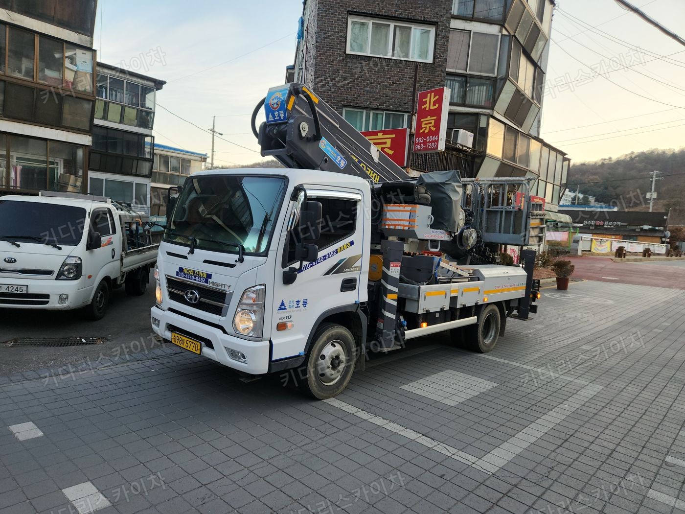 상가 앞 도로변 스카이차 배치