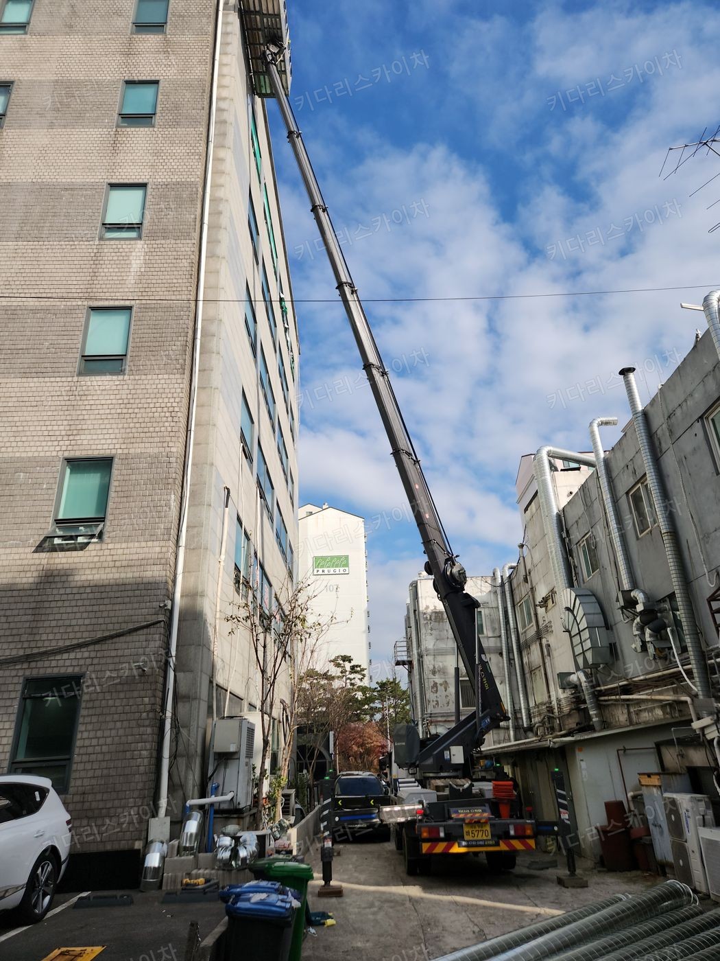 상가 앞 도로변 스카이차 배치