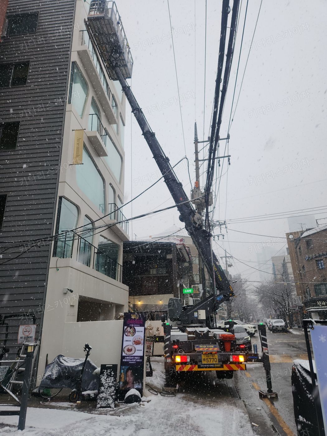 상가 앞 도로변 스카이차 배치