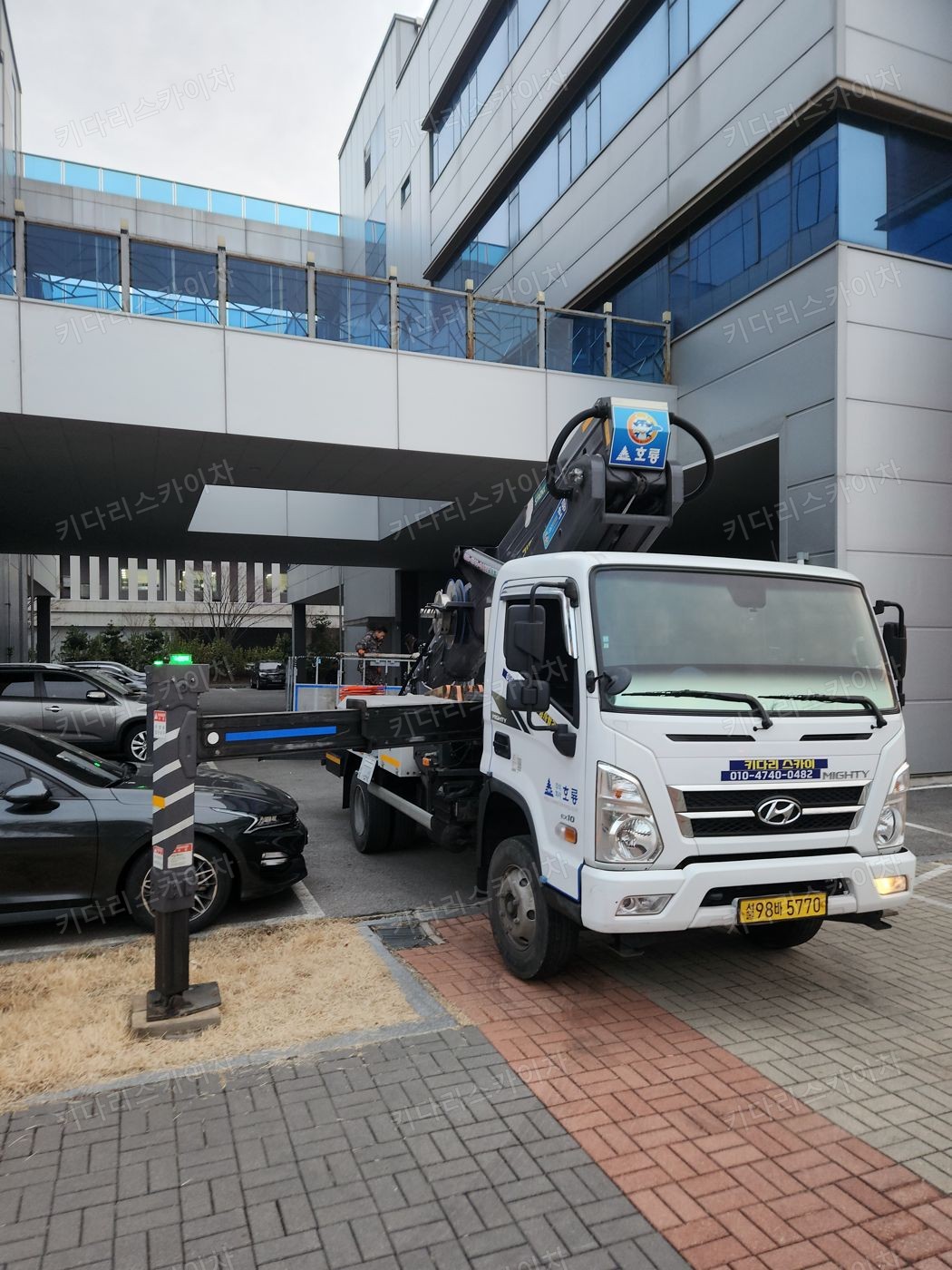 건물 앞 넓은 공간의 스카이차 배치