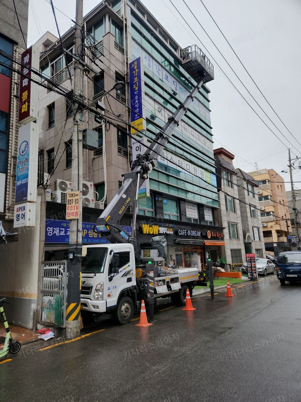 상가 앞 도로변 스카이차 배치