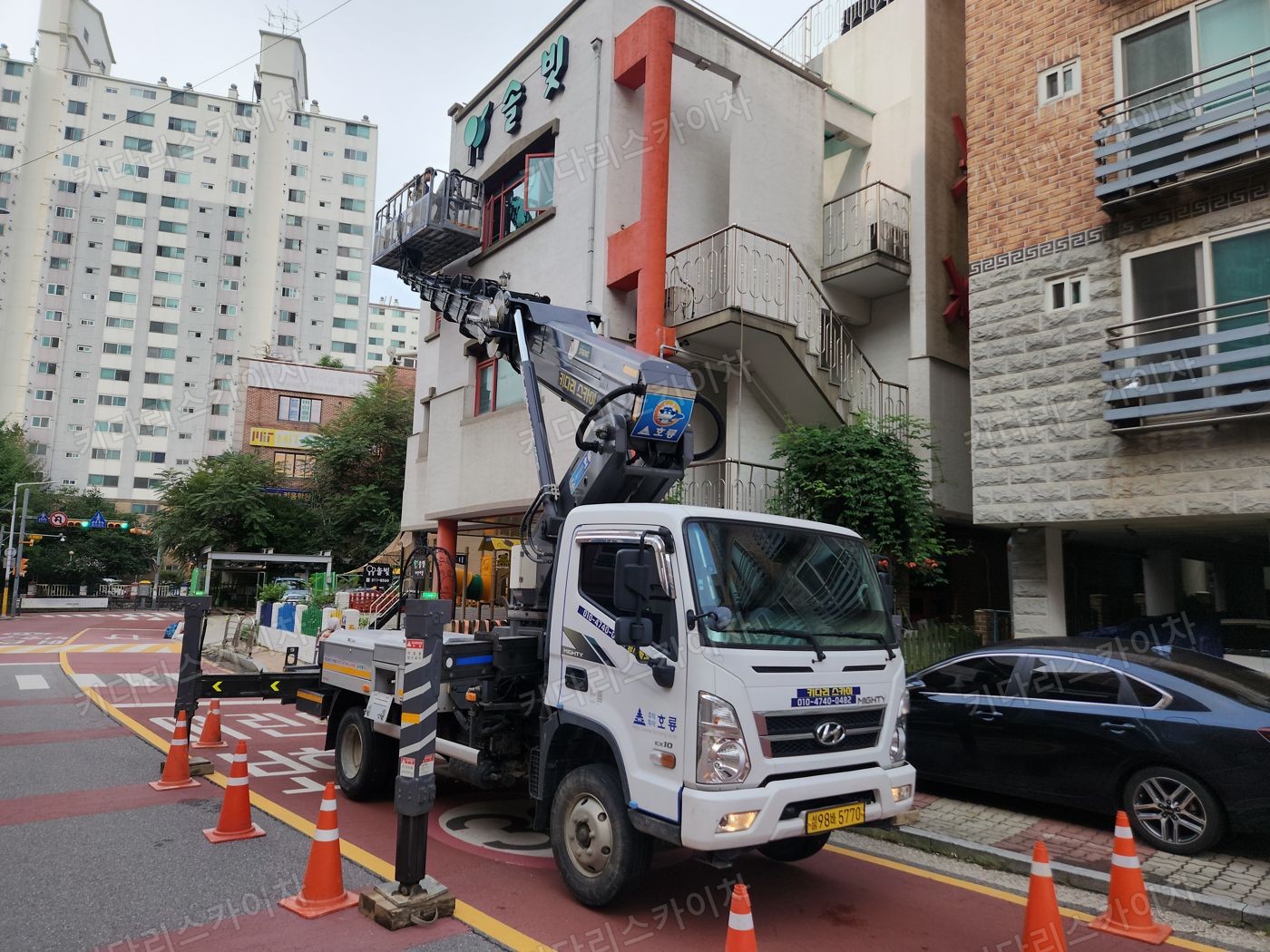 상가 앞 도로변 스카이차 배치