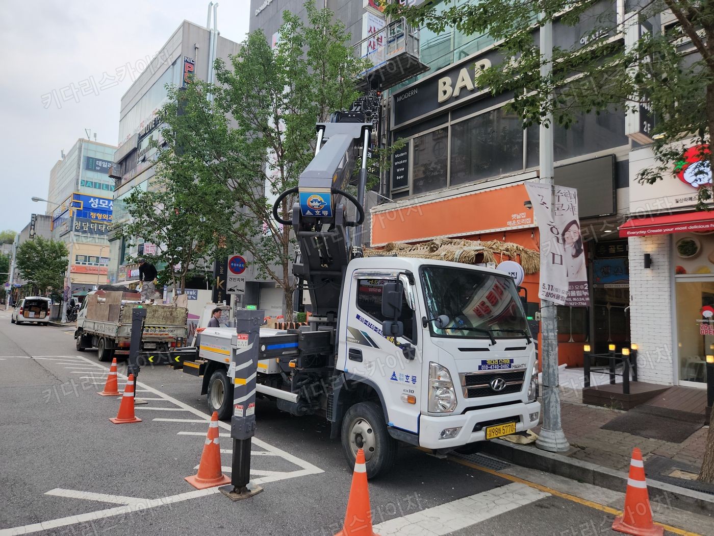 상가 앞 도로변 스카이차 배치