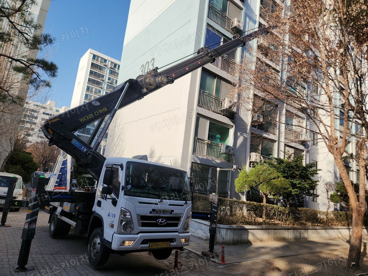 아파트 앞 진입로의 스카이차 배치
