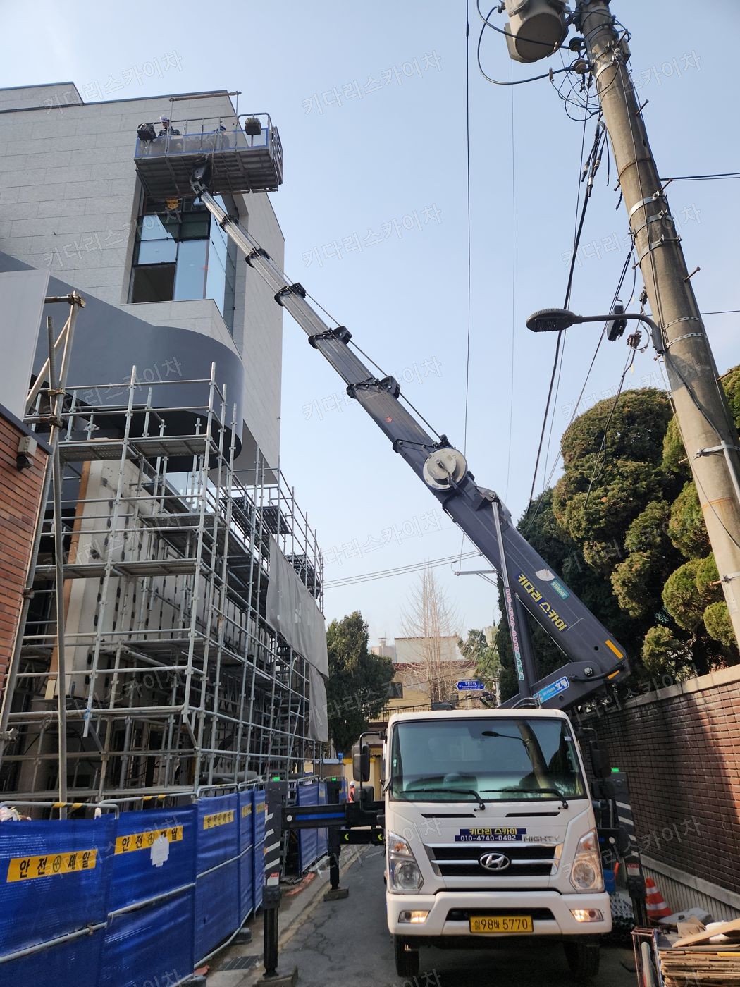 공사 현장 구조물 앞 스카이차 배치