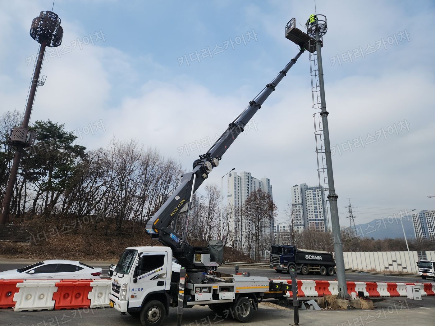 운동장 조명탑 옆 스카이차 배치