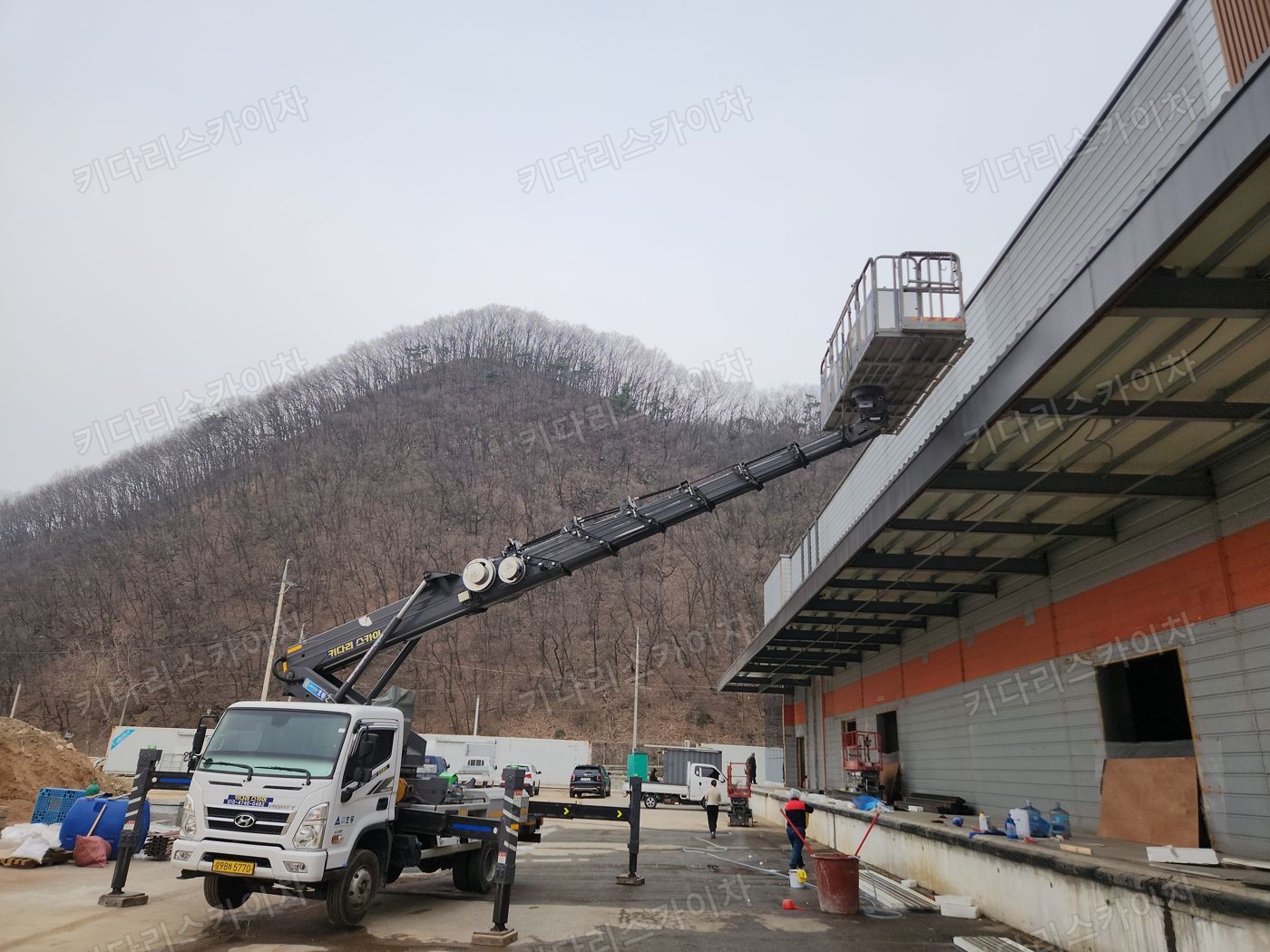 공장·창고 건물 앞 스카이차 배치