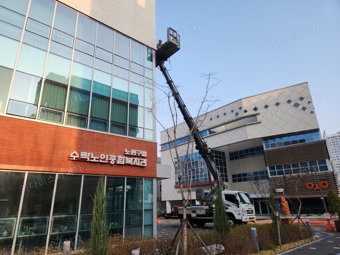 유리 외벽 앞 스카이차 작업대 배치