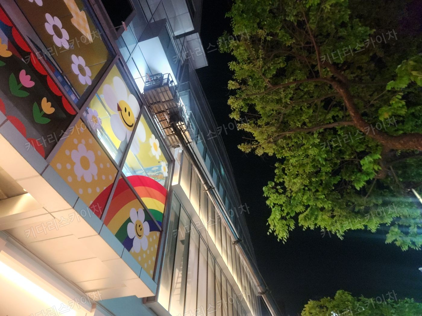 건물 외벽의 간판 앞 작업대 배치