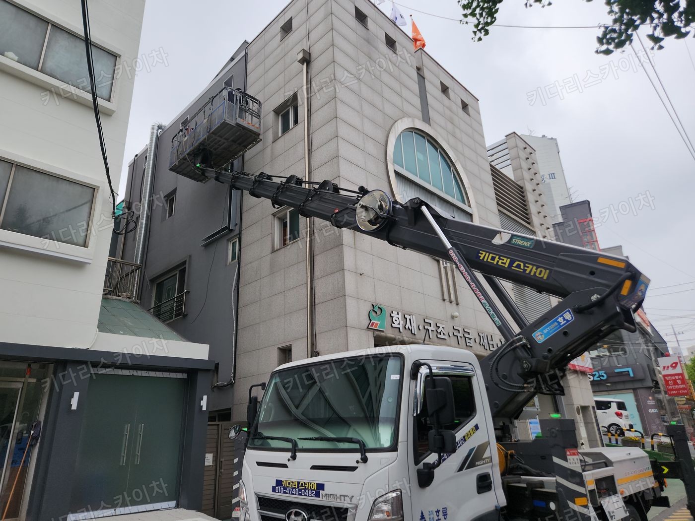 상가 앞 도로변 스카이차 배치