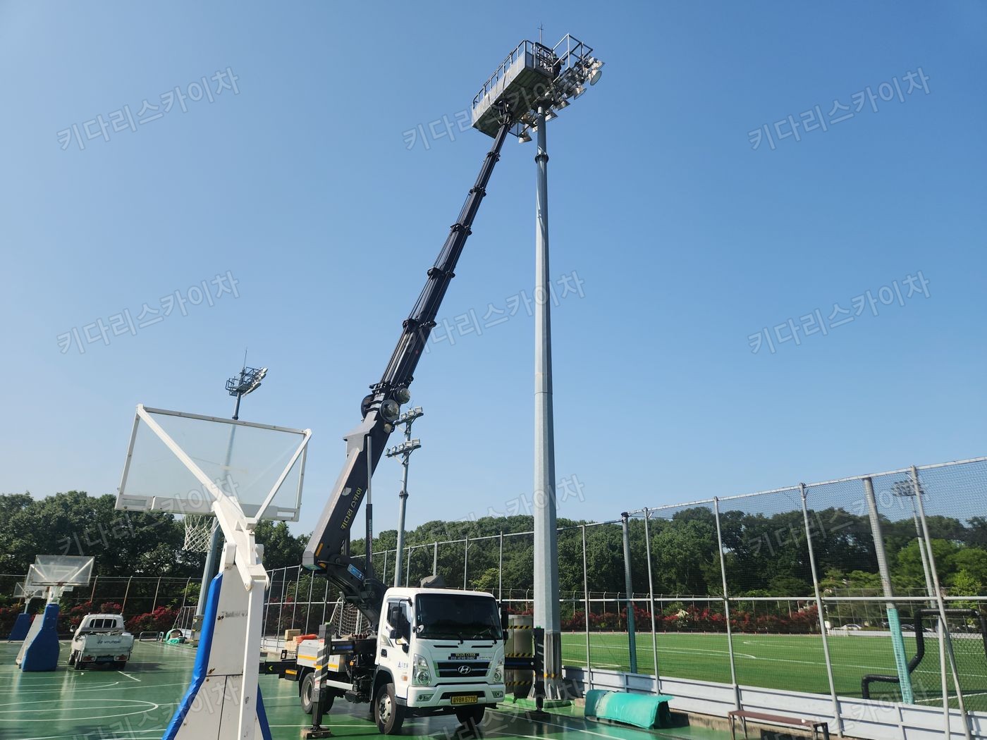 운동장 조명탑 옆 스카이차 배치
