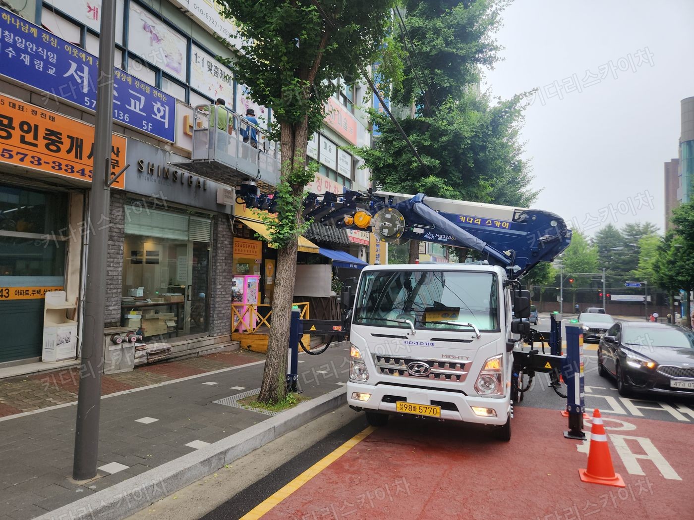 상가 앞 도로변 스카이차 배치