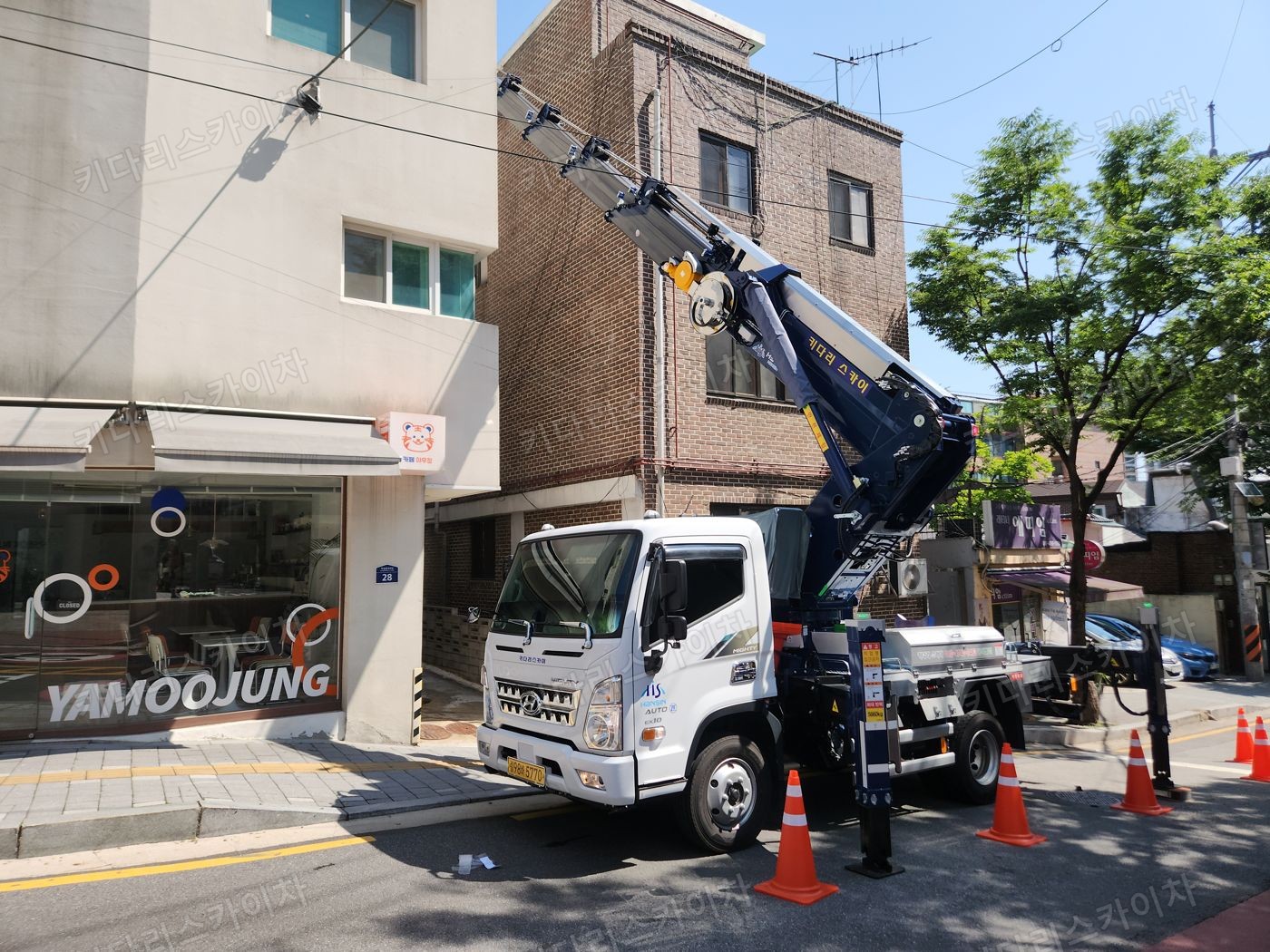 주택 사이 골목의 스카이차 배치