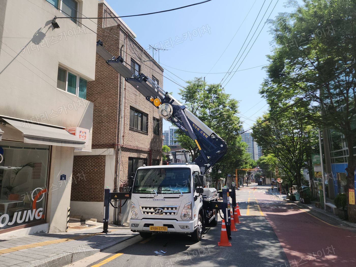 주택 사이 골목의 스카이차 배치