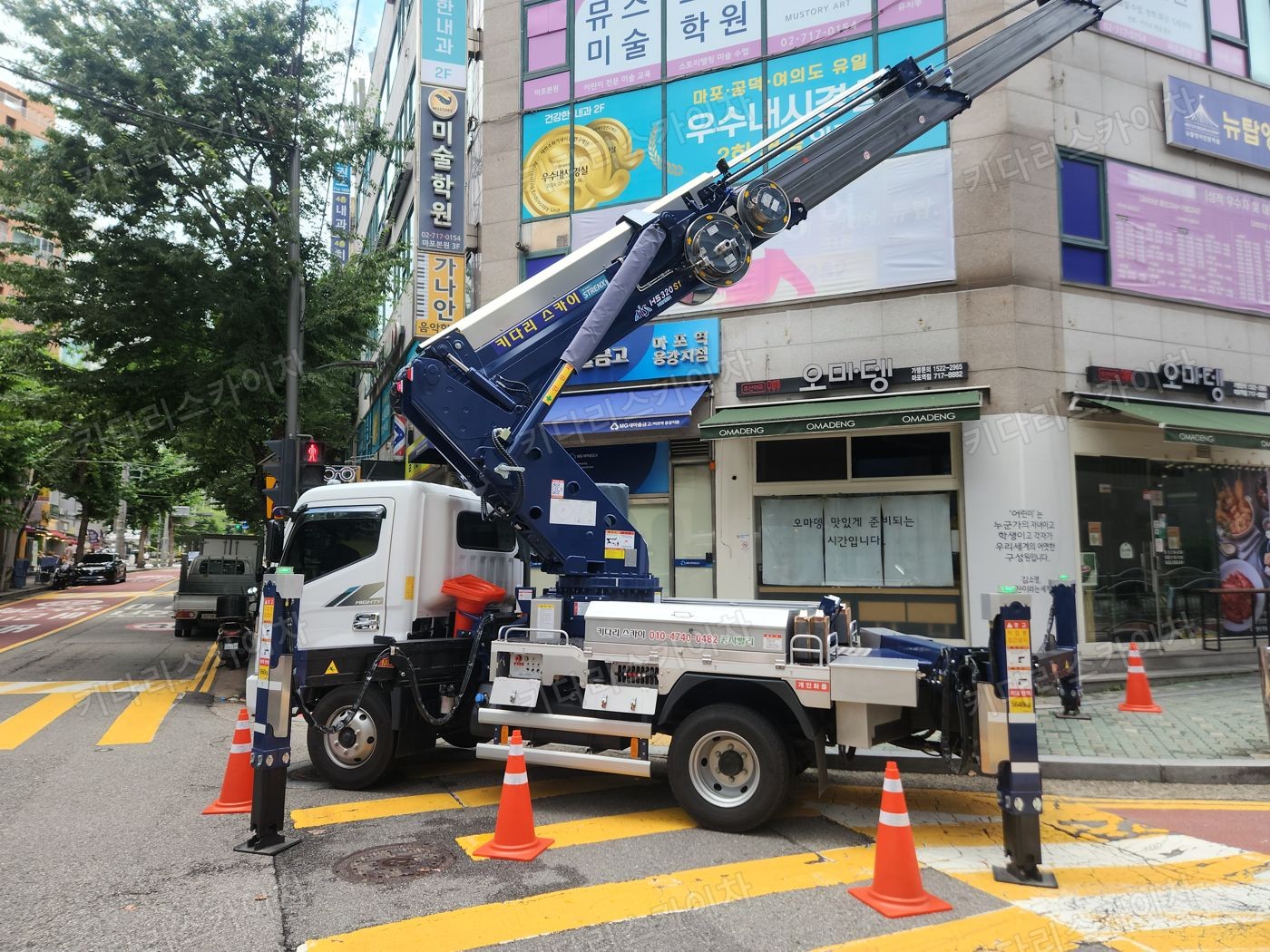 건물 외벽의 간판 앞 작업대 배치