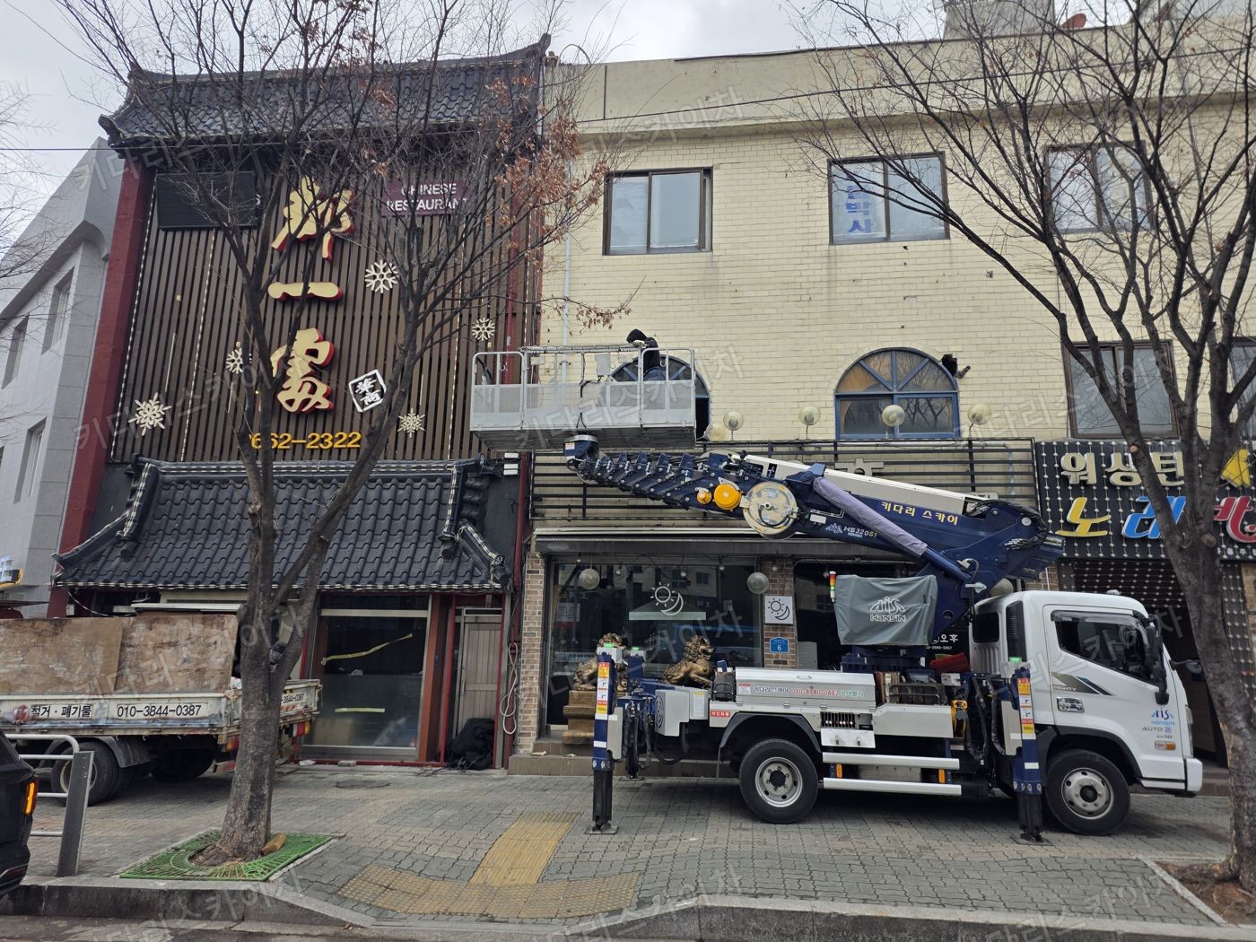 상가 앞 도로변 스카이차 배치