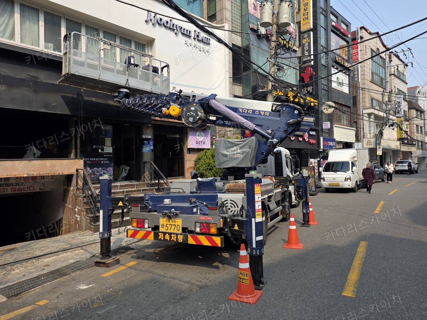 상가 앞 도로변 스카이차 배치