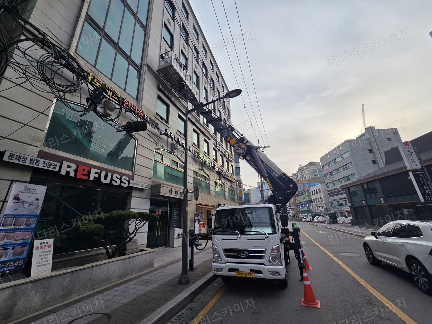상가 앞 도로변 스카이차 배치