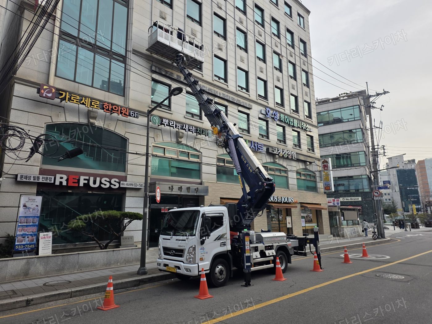 상가 앞 도로변 스카이차 배치