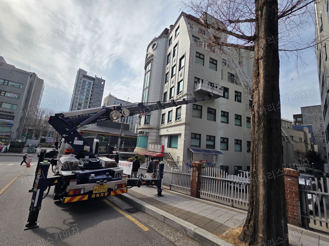 상가 앞 도로변 스카이차 배치