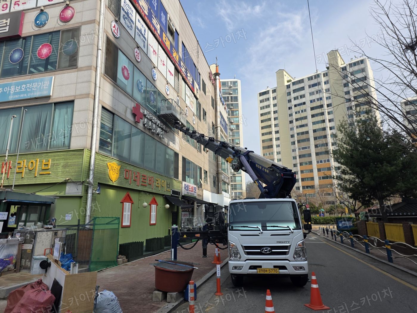 상가 앞 도로변 스카이차 배치