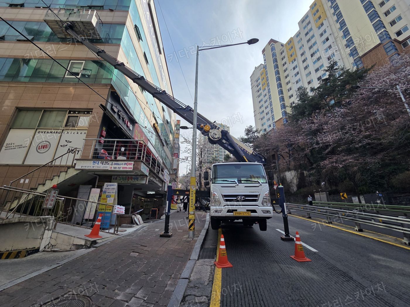 상가 앞 도로변 스카이차 배치