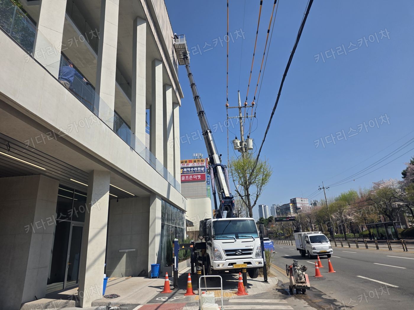 상가 앞 도로변 스카이차 배치