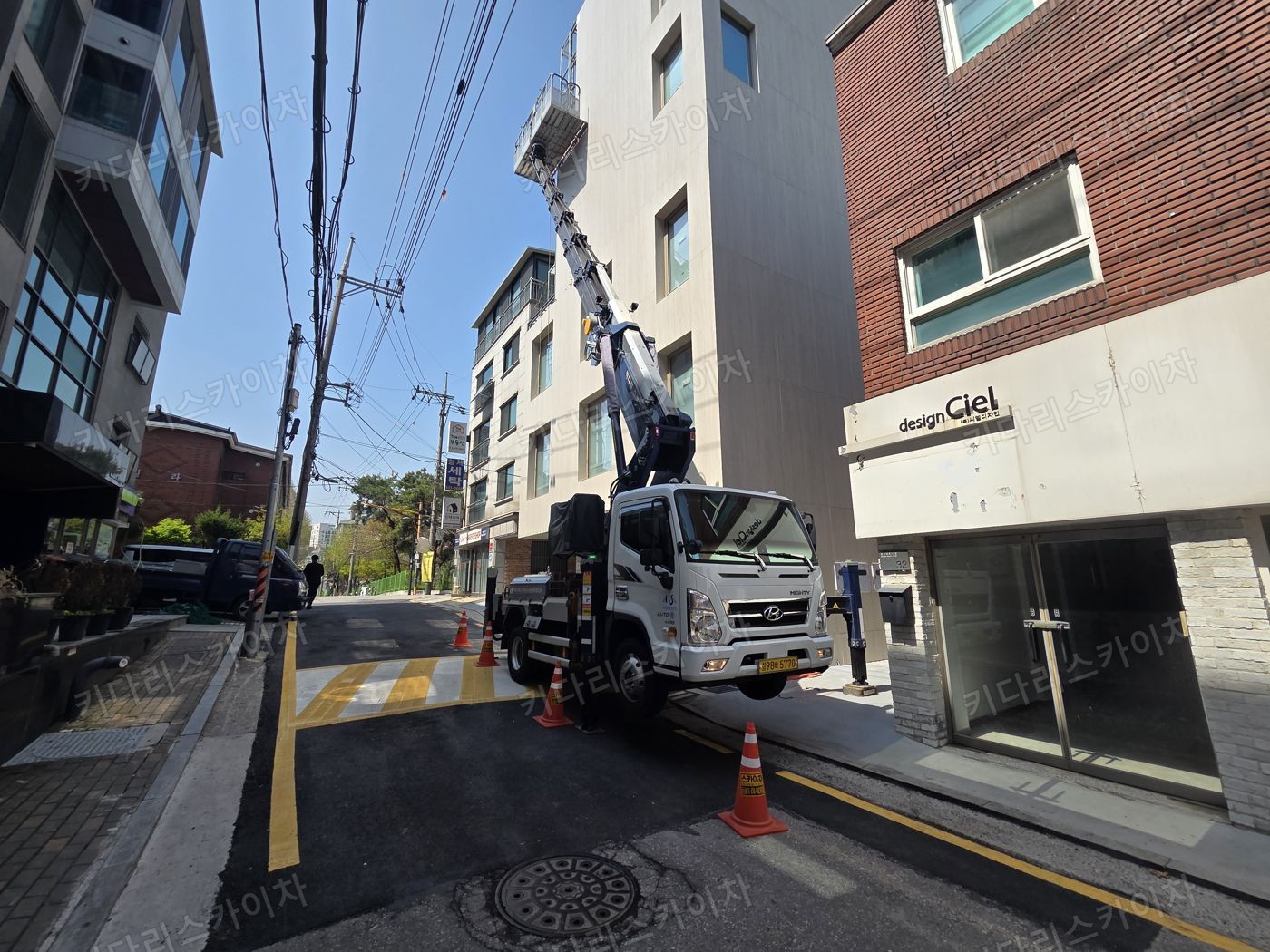 주택 사이 골목의 스카이차 배치